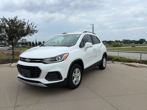 Used 2017 Chevrolet Trax LT w/ LT Convenience Package AWD/4WD image 3