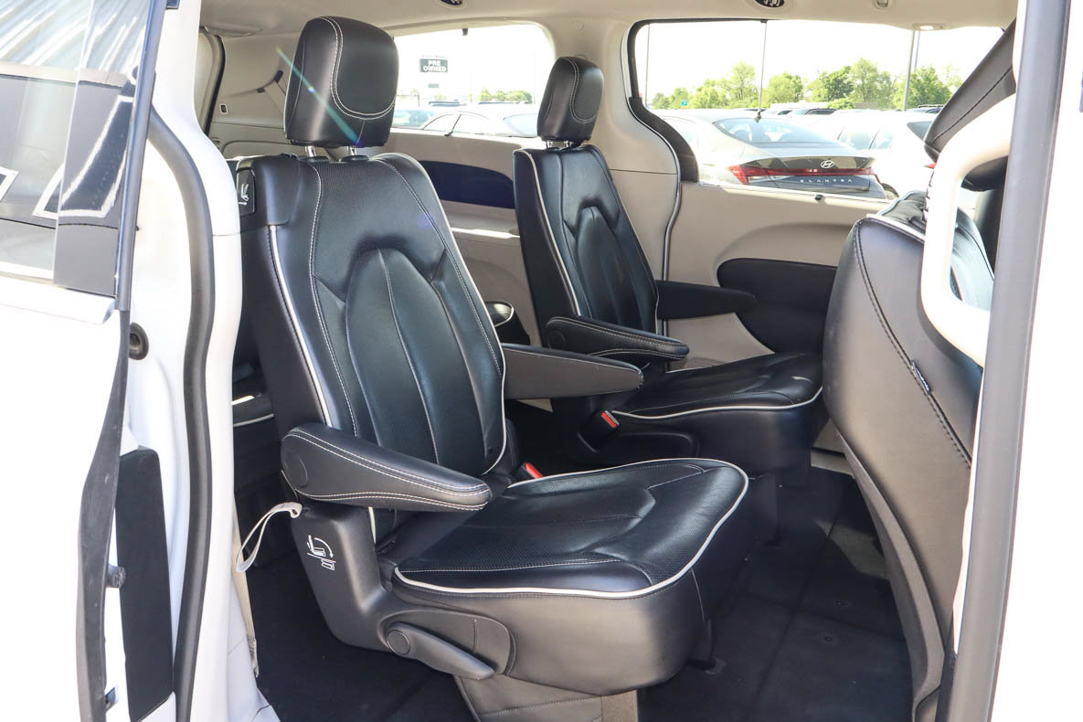 Used 2024 Chrysler Pacifica Limited FWD image 27