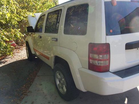 Used 2010 Jeep Liberty Sport image 6