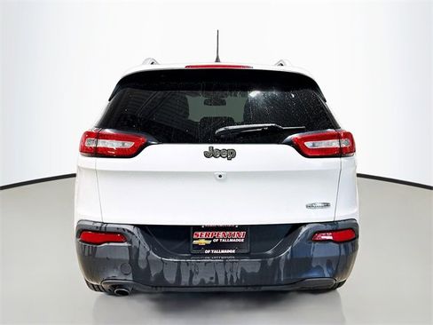 Used 2017 Jeep Cherokee Latitude image 8