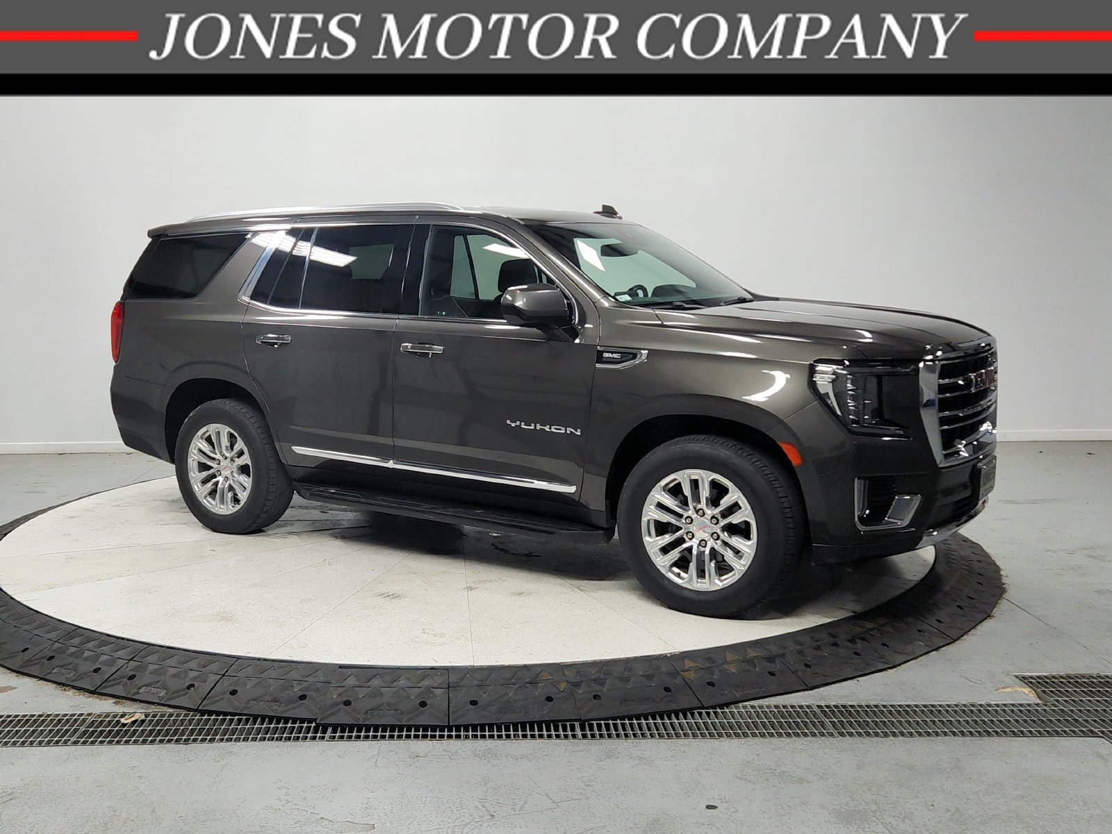 Used 2021 GMC Yukon SLT RWD image 1