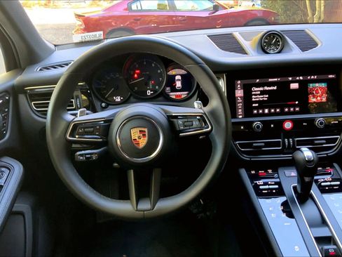 Used 2025 Porsche Macan image 5