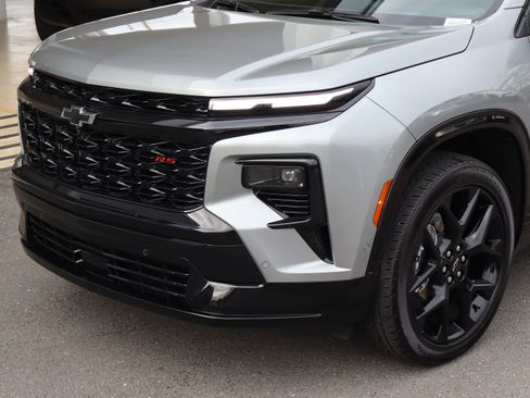 Used 2025 Chevrolet Traverse RS FWD image 6