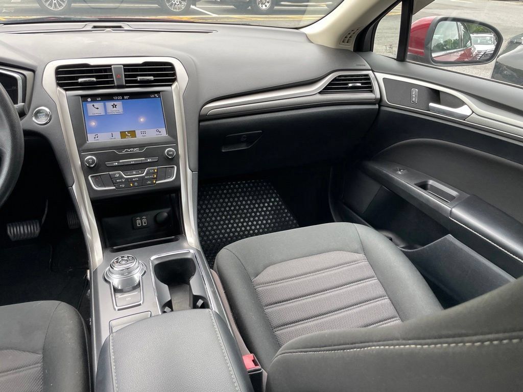 Used 2019 Ford Fusion SE FWD image 9