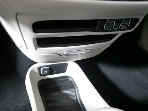 Used 2024 Chrysler Pacifica Touring-L image 30