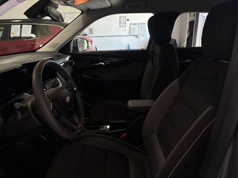 Used 2025 Chevrolet TrailBlazer LT FWD image 25