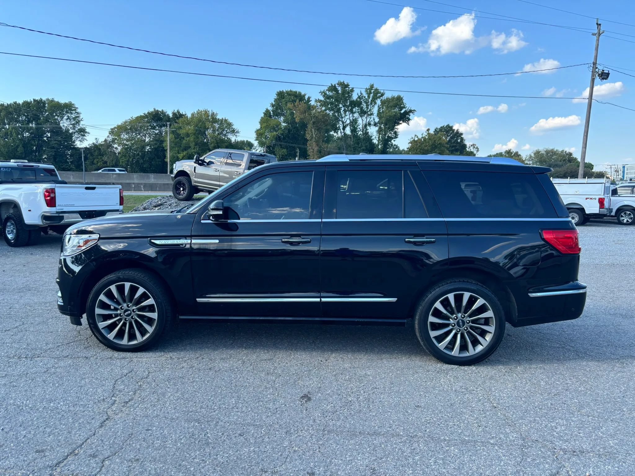 Used 2020 Lincoln Navigator Reserve AWD/4WD image 2