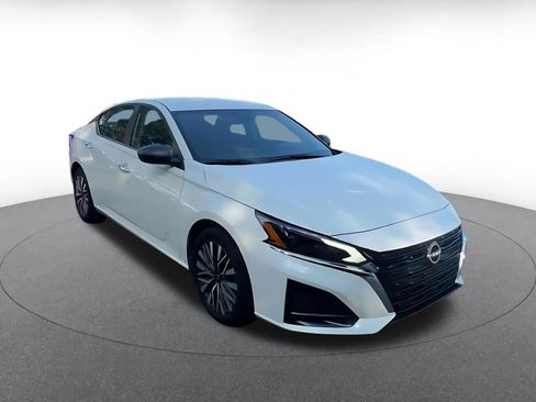 Used 2025 Nissan Altima 2.5 SV FWD image 3