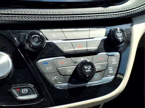 Used 2024 Chrysler Pacifica Limited FWD image 14