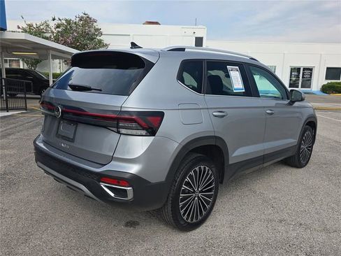 Used 2025 Volkswagen Taos SE FWD image 4