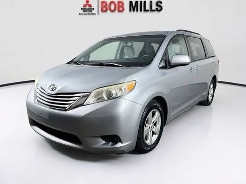 Used 2015 Toyota Sienna LE FWD image 3