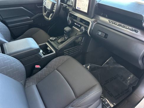 Used 2025 Toyota Tacoma SR5 AWD/4WD image 14