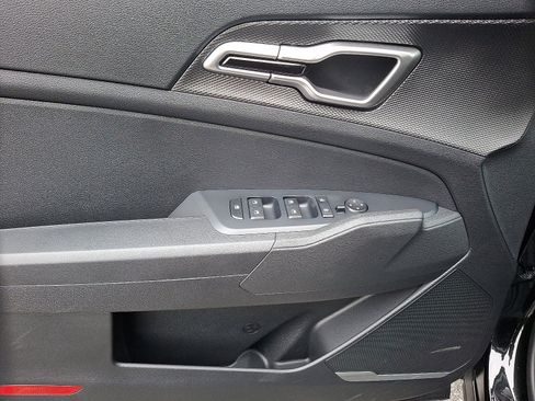 New 2025 Kia Sportage LX image 8