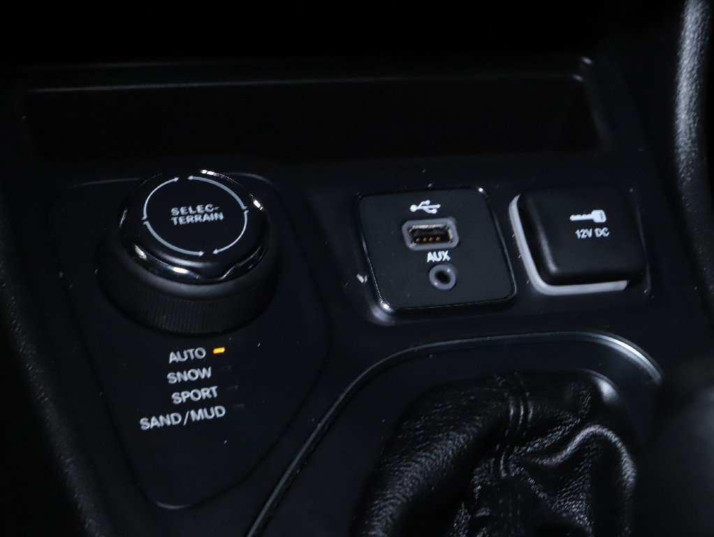Used 2019 Jeep Cherokee Latitude w/ Popular Appearance Group AWD/4WD image 26
