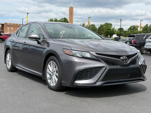 Used 2023 Toyota Camry SE FWD image 2