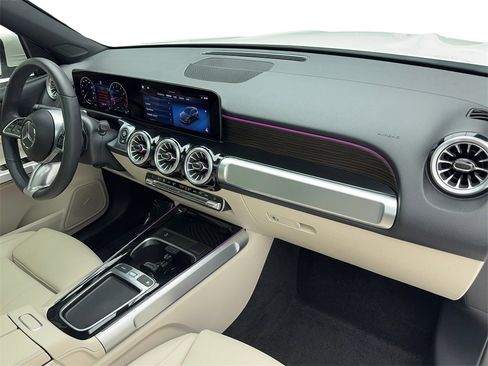 Used 2025 Mercedes-Benz GLB 250 w/ Exclusive Package image 44