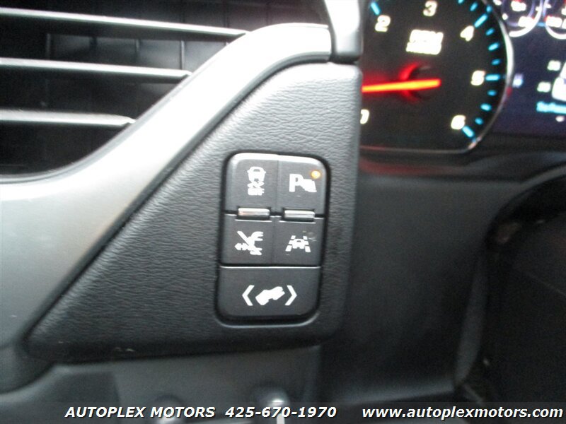 Used 2018 Chevrolet Suburban Premier AWD/4WD image 25