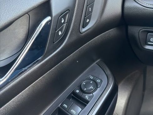 Used 2021 GMC Acadia SLT w/ Elevation Edition image 16