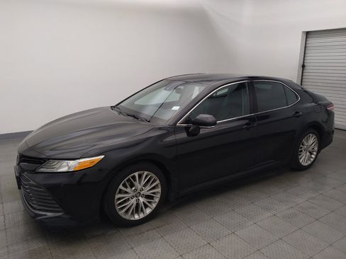 Used 2018 Toyota Camry XLE FWD image 2