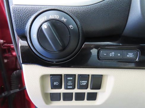 Used 2017 Nissan Titan SV image 18