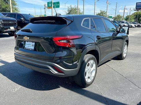 Used 2024 Chevrolet Trax LS w/ LS Convenience Package FWD image 5