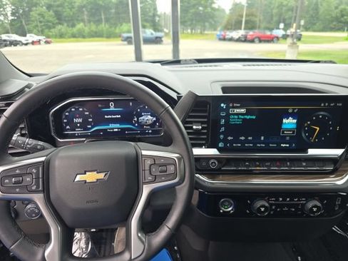 Used 2024 Chevrolet Silverado 1500 LT AWD/4WD image 8