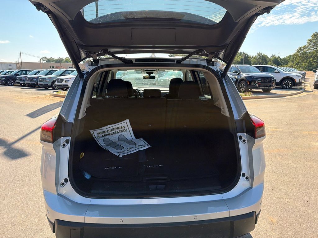 Used 2025 Nissan Rogue SV FWD image 18