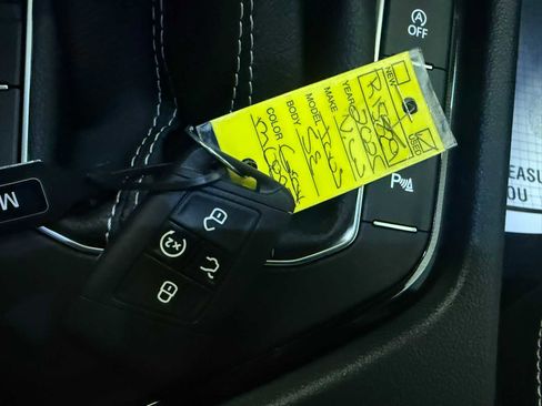 Certified 2025 Volkswagen Taos SE w/ Panoramic Sunroof Package image 38