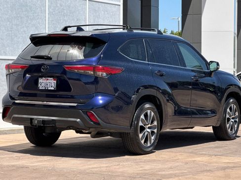 Used 2022 Toyota Highlander XLE FWD image 4