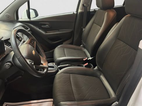 Used 2022 Chevrolet Trax LT w/ LT Convenience Package image 9