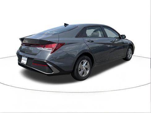 New 2026 Hyundai Elantra SE FWD image 3