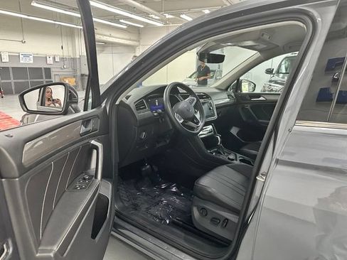 Used 2023 Volkswagen Tiguan SE AWD/4WD image 3
