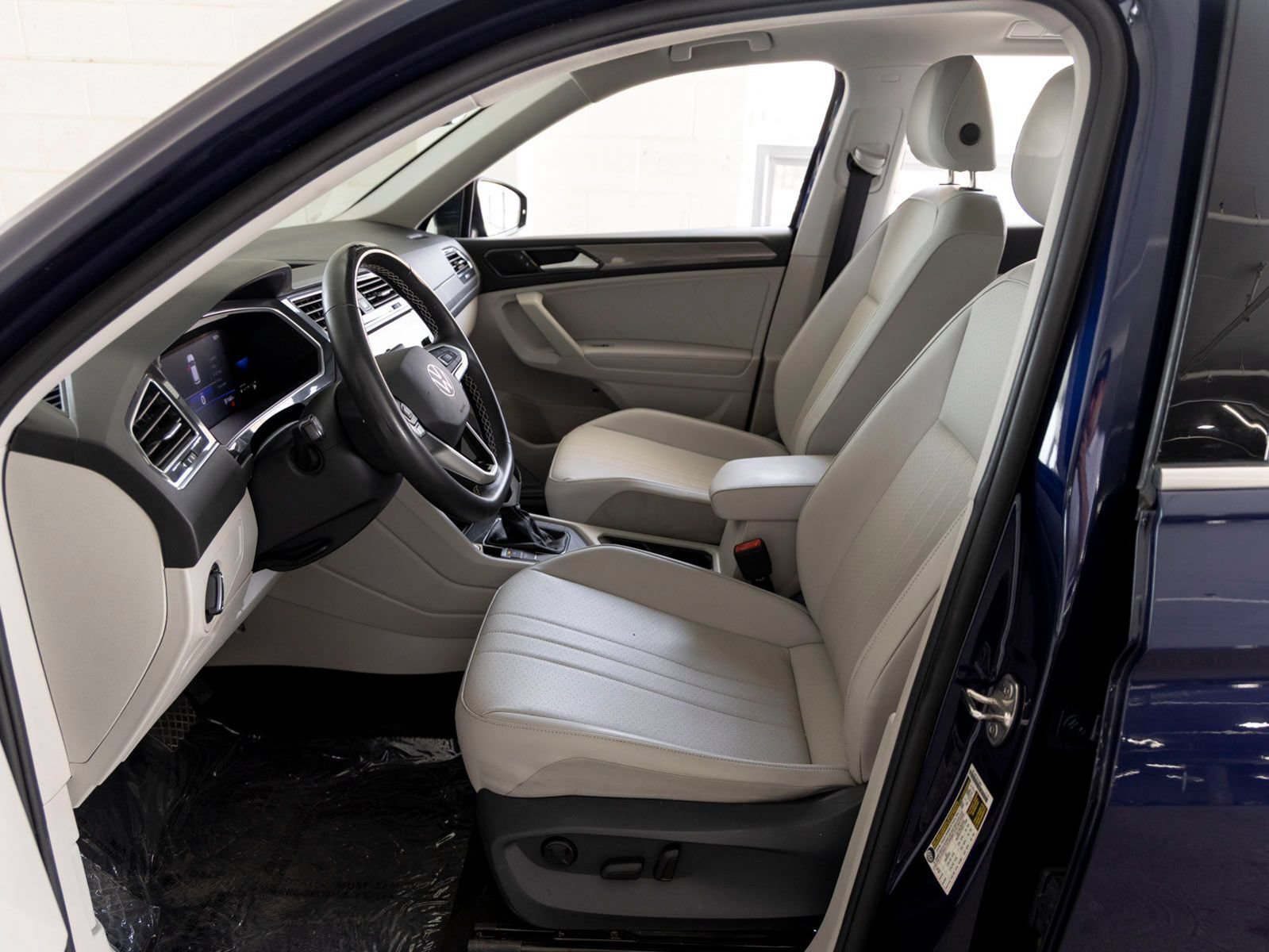 Used 2023 Volkswagen Tiguan SE w/ Panoramic Sunroof Package FWD image 11