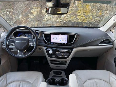 Used 2021 Chrysler Pacifica Touring-L image 14