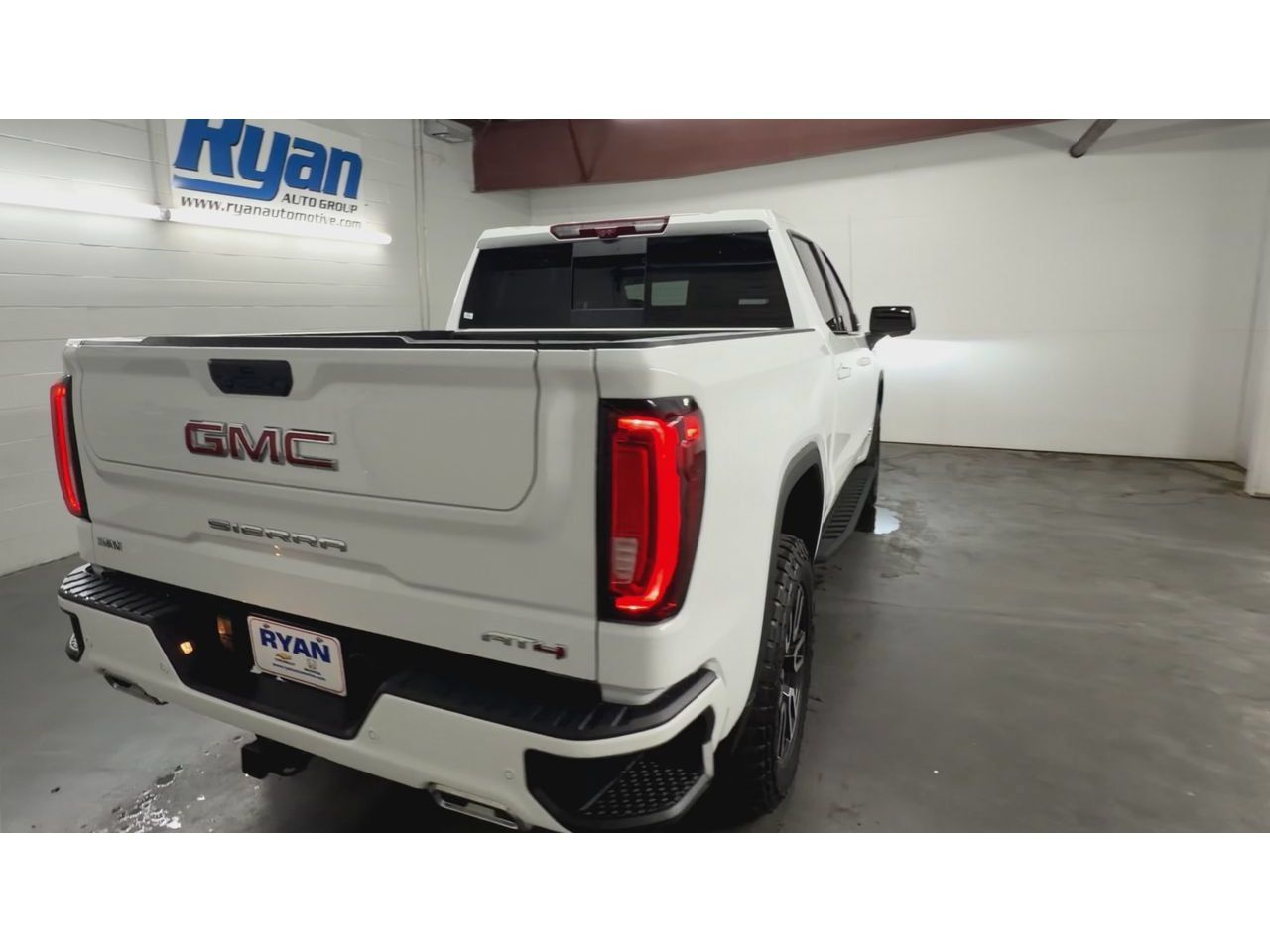 Certified 2025 GMC Sierra 1500 AT4 w/ AT4 Premium Package AWD/4WD image 8
