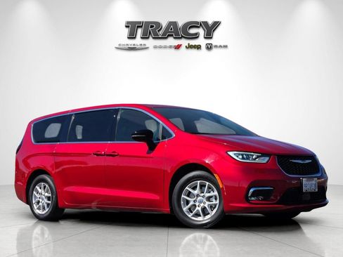 Used 2025 Chrysler Pacifica Select FWD image 2