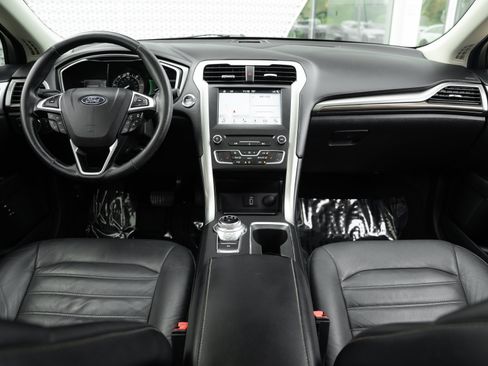 Used 2017 Ford Fusion SE w/ Equipment Group 602A FWD image 8