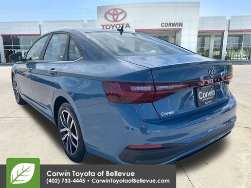 Used 2025 Volkswagen Jetta SE FWD image 3