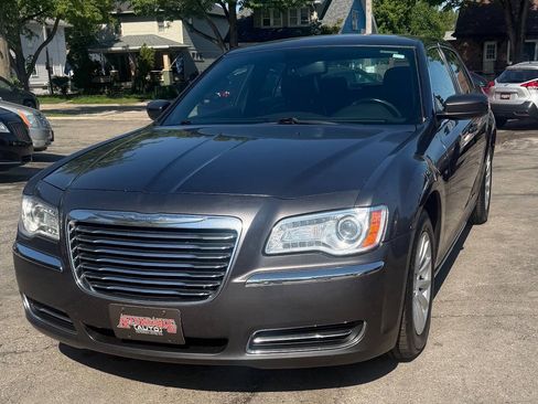 Used 2014 Chrysler 300 RWD image 4