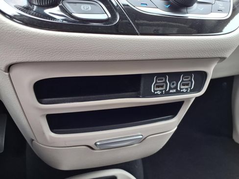 Used 2024 Chrysler Pacifica Touring-L FWD image 12