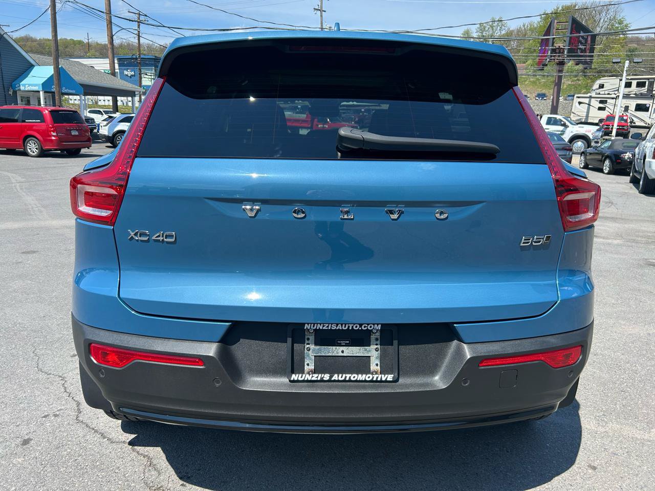 Used 2023 Volvo XC40 B5 Plus w/ Driver Assist Package AWD/4WD image 4