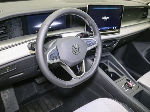 Used 2025 Volkswagen Tiguan SE w/ Panoramic Sunroof Package AWD/4WD image 20