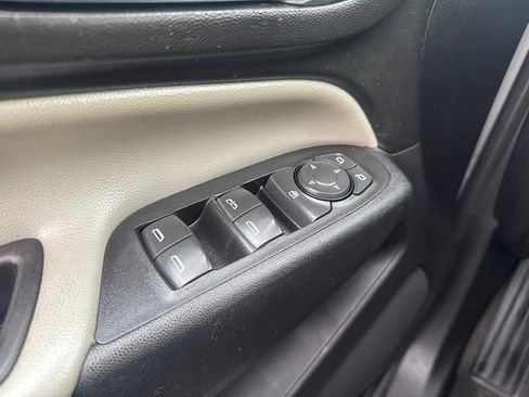Used 2019 Chevrolet Equinox LS FWD image 25
