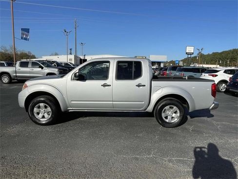Used 2012 Nissan Frontier SV image 2