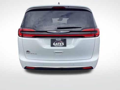 Used 2024 Chrysler Pacifica Touring-L image 7