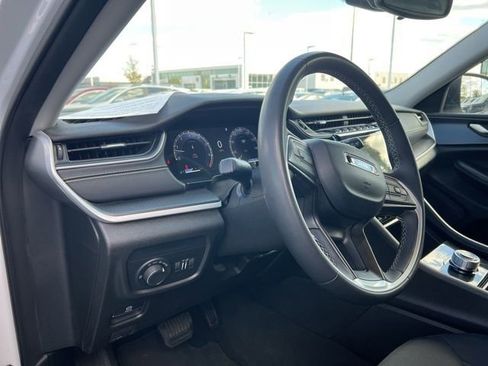 Used 2023 Jeep Grand Cherokee L Laredo image 9