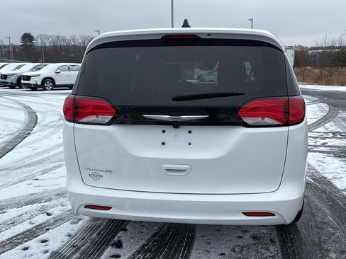 Used 2023 Chrysler Voyager LX image 7
