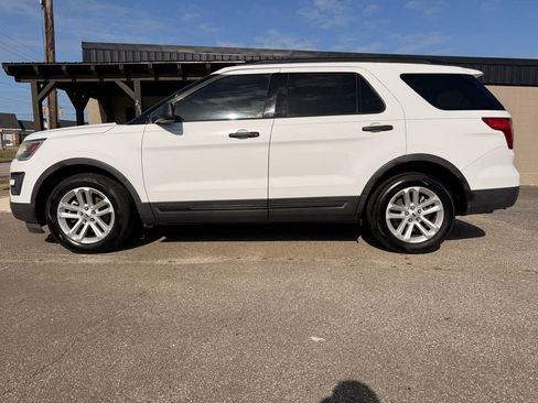 Used 2017 Ford Explorer FWD image 2