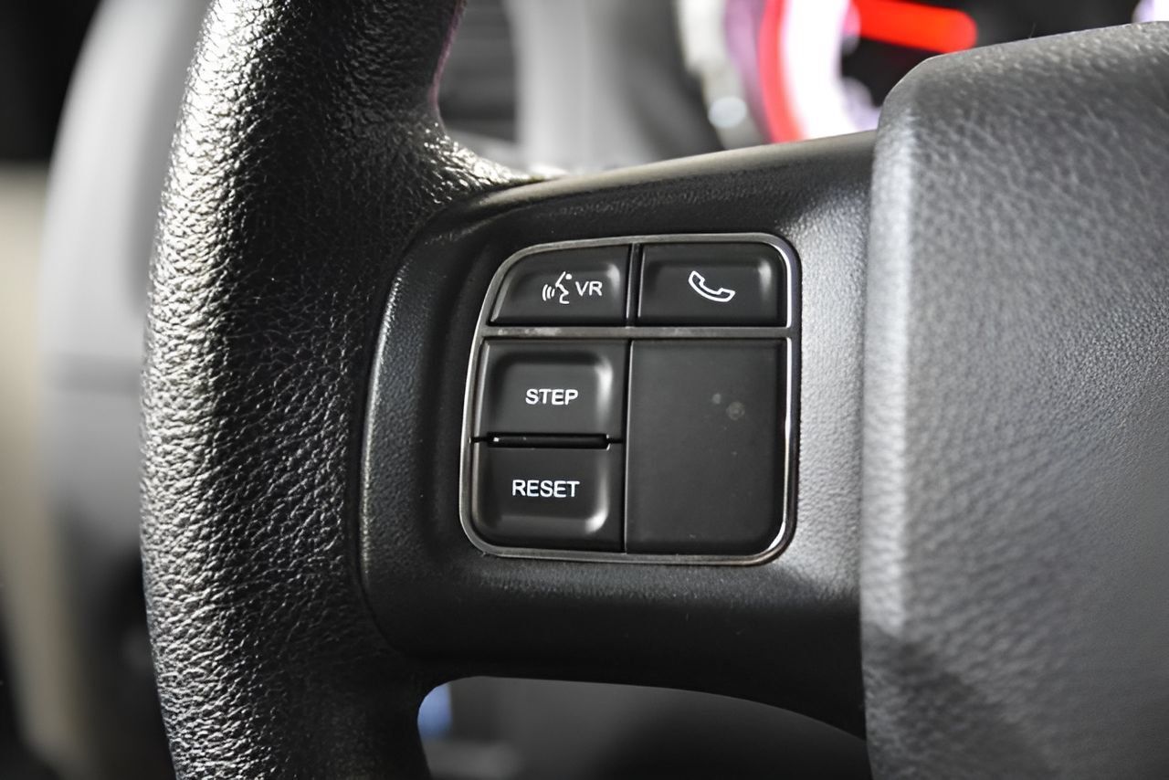 Used 2018 Dodge Grand Caravan SE w/ UConnect Hands-Free Group FWD image 13