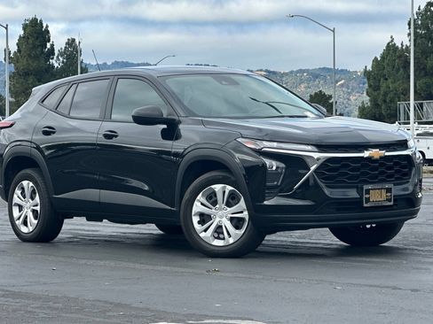 Used 2024 Chevrolet Trax LS FWD image 2